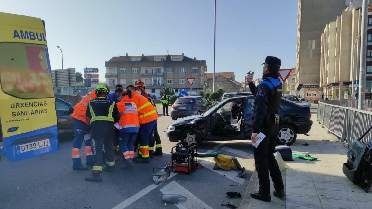 Los sanitarios atienden a la conductora del Ford Escort.