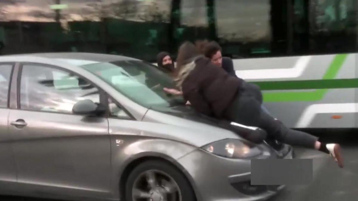 Este es el momento en que una conductora atropella a manifestantes feministas en la Diagonal de Barcelona