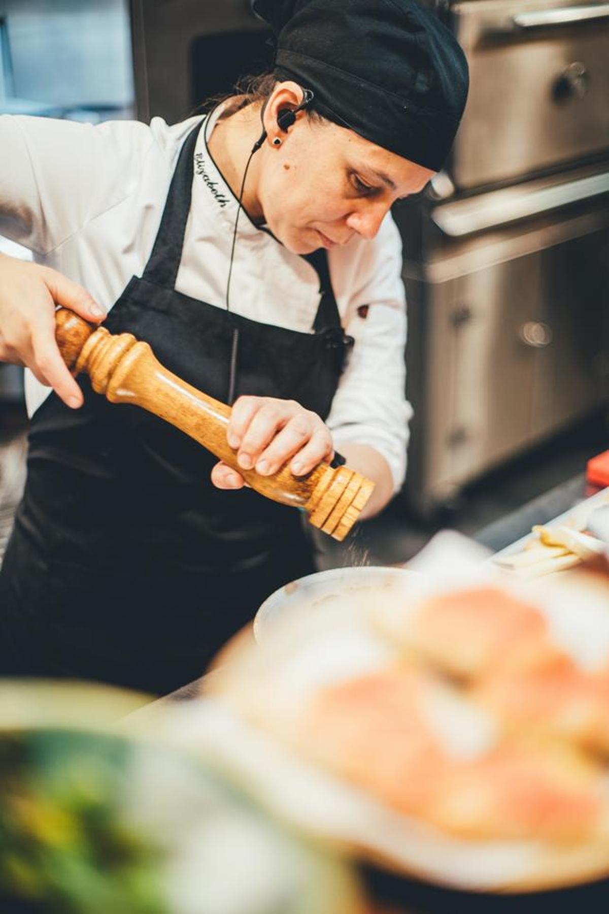 Entre los diversos puestos que quiere cubrir Grupo Mambo en Ibiza destaca el de cocinero/a – parrillero/a.