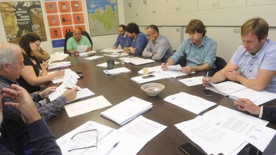 Alcaldes del Consorcio, ayer, en la sede del ente comarcal, en Guísamo.