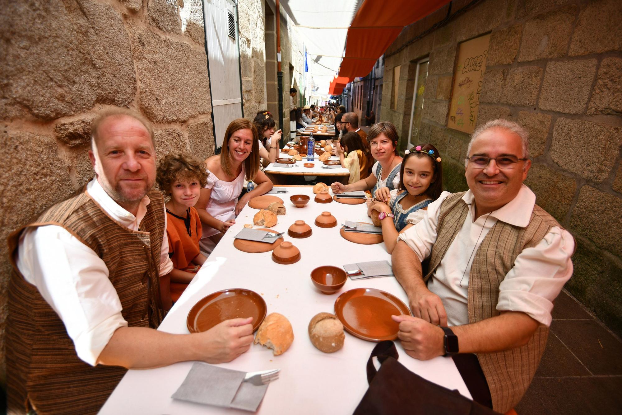 Cortesanos, bufones, damas y caballeros celebran el retorno de su señor: la Feira Franca anima Pontevedra