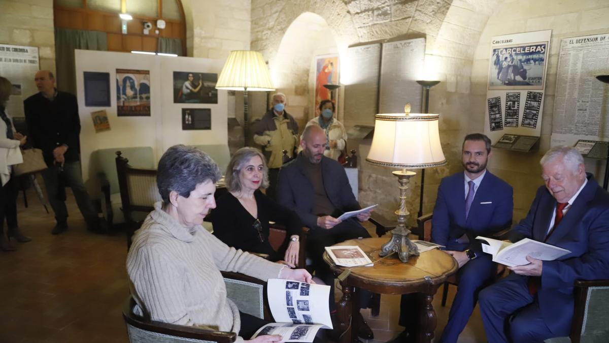 Alicia Córdoba, Rosa Luque, Eduardo Lucena, Roberto Roldán y José Cosano, en el centro de la exposición.