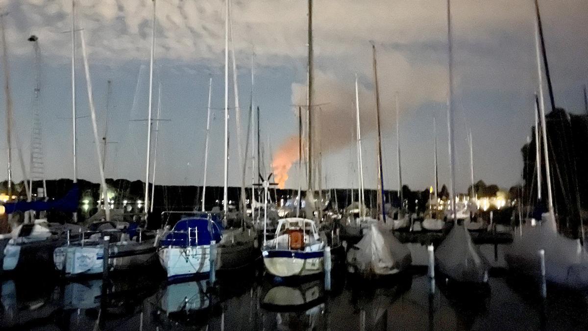 El humo se eleva sobre los veleros en el lago Wannsee en el puerto del suburbio Spandau de Berlín después de que las explosiones en un antiguo depósito de municiones provocaran un incendio forestal en el bosque de Grunewald en Berlín, REUTERS/STRINGER