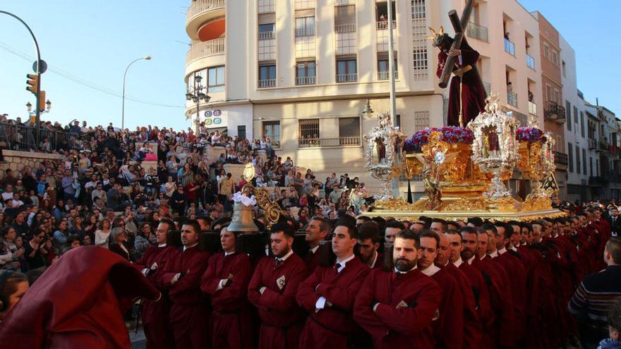 Ambiente en la Tribuna de los Pobres al paso de la cofradía de Viñeros.