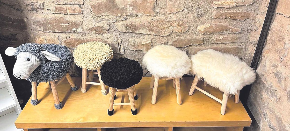 Tamborets de llana d’ovelles de la casa