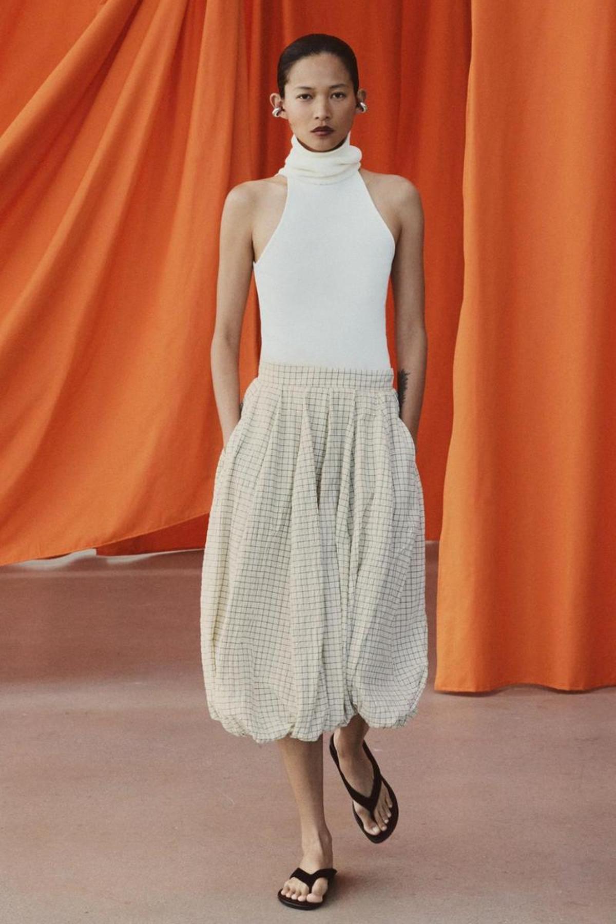 Total look de Zara, con falda globo