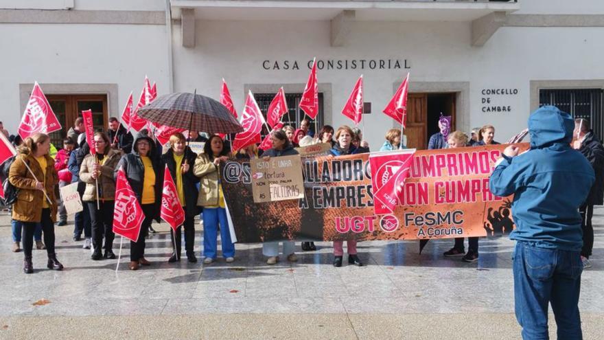 Protesta de personal de Jardincelas por impagos en Cambre