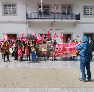 Protesta de personal de Jardincelas por impagos en Cambre