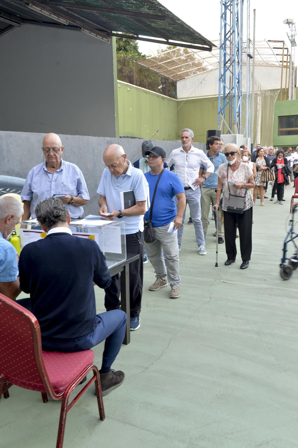 Los socios del Metropole votan la moción de censura
