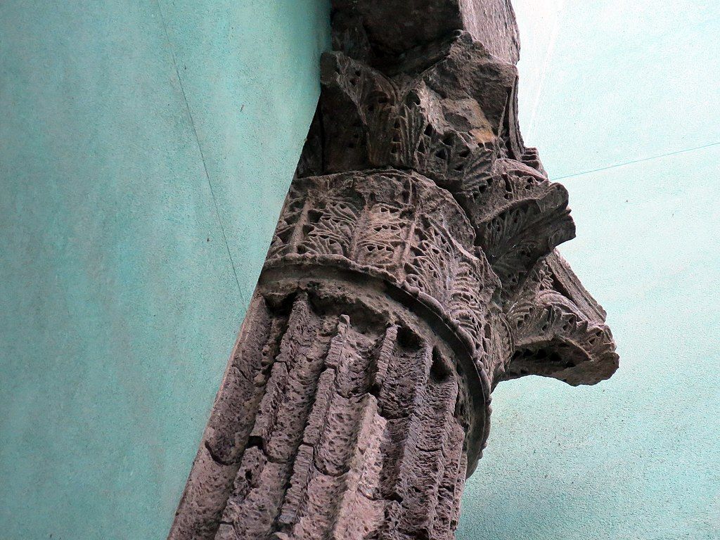 Detalle del capitel de una de las columnas del templo romano de Augusto.