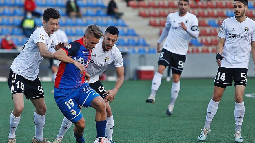 El líder asalta Ganzábal: El Burgos gana 1-2 al Langreo