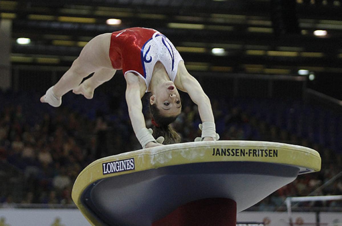 La francesa Sophia Serseri realitza el seu exercici de poltre durant la ronda de classificació dels Campionats d’Europa de gimnàstica artística femenina a Brussel·les.