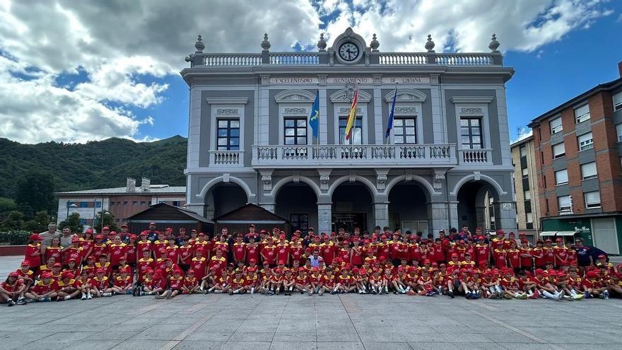 El Campus de Roberto Canella, todo un clásico ya del verano en Laviana con 170 jóvenes futbolistas