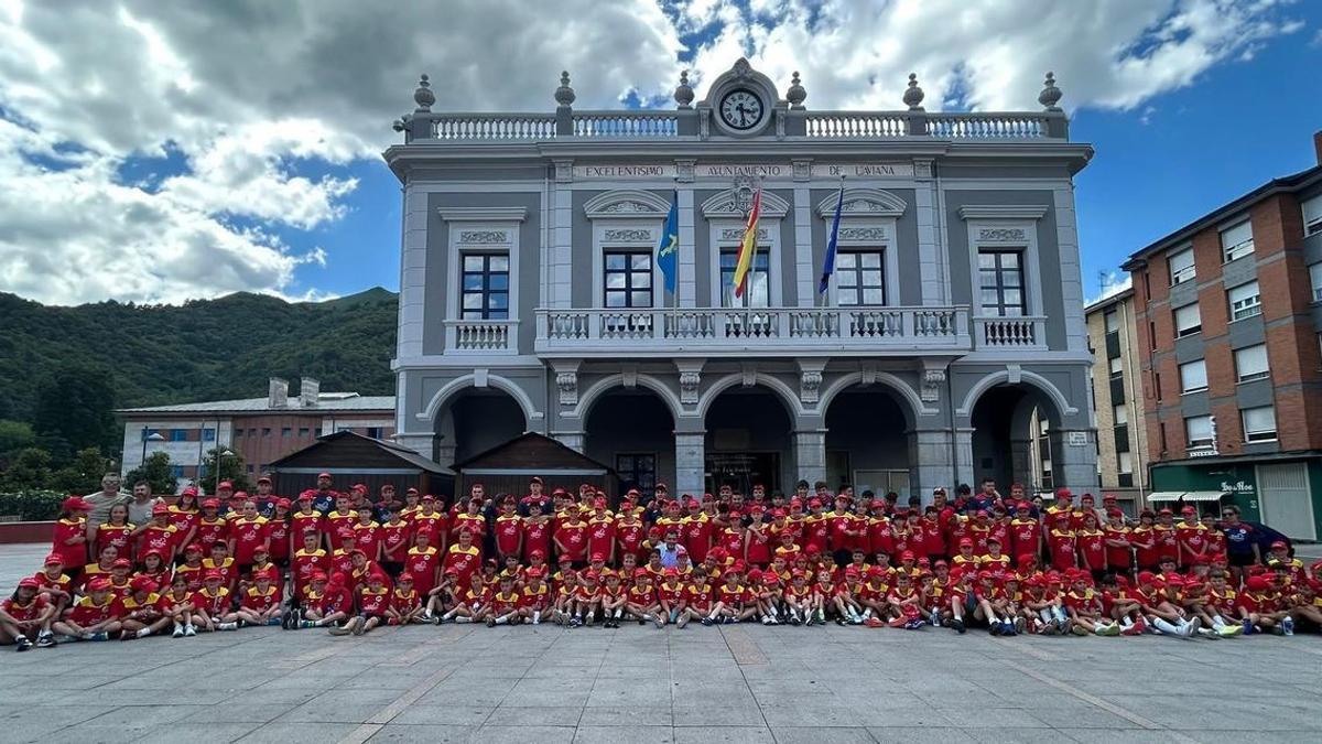Los participantes en el campus, ante el Ayuntamiento de Laviana.