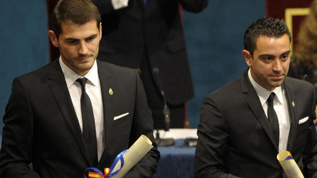 Íker Casillas y Xavi Hernández durante la entrega del Príncipe de Asturias de los Deportes 2012