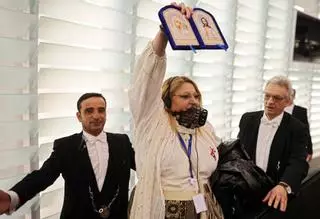 La eurodiputada de extrema derecha Diana Șoșoacă grita con un bozal en la eurocámara