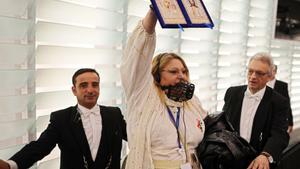 Una eurodiputada de ultraderecha expulsada del hemiciclo cuando portaba un bozal
