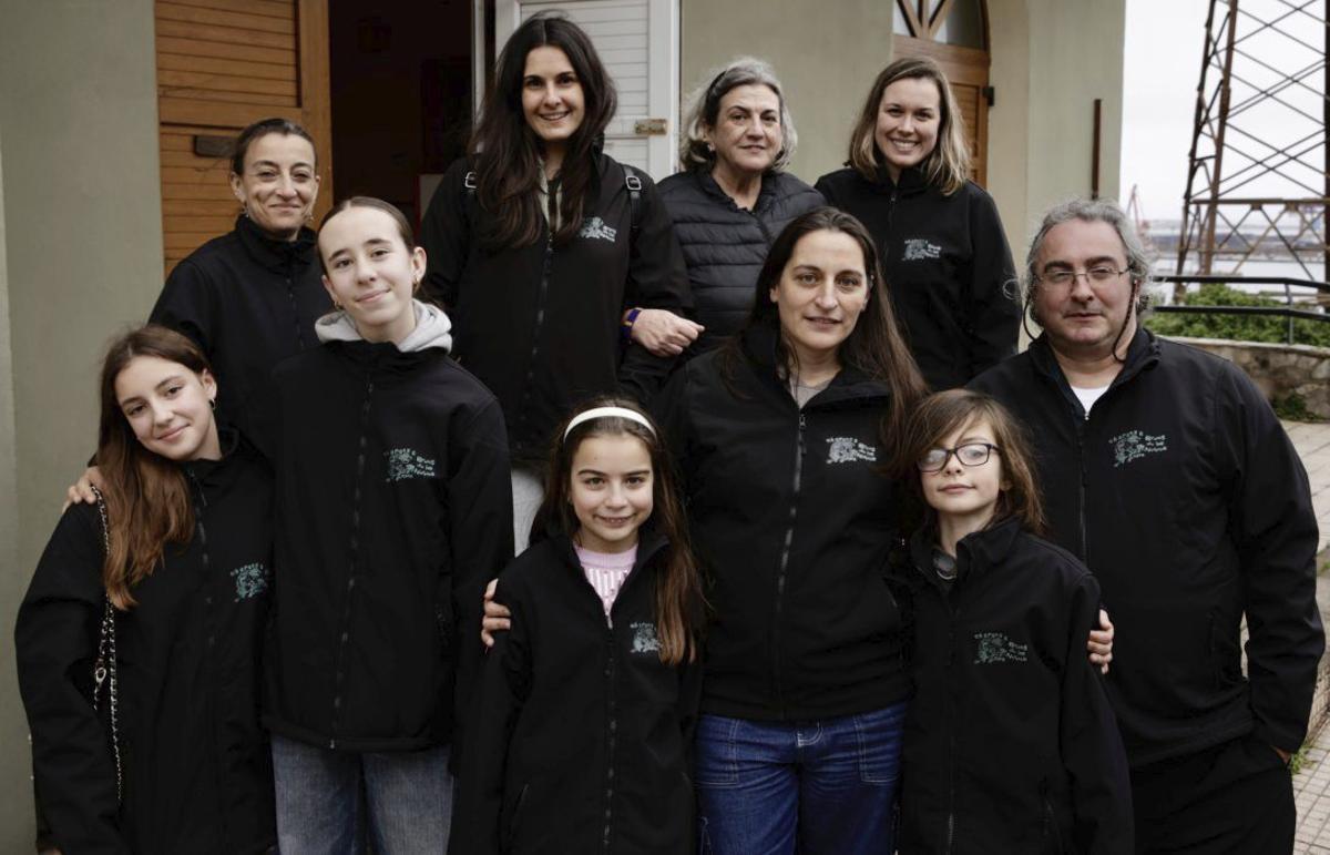 Por la izquierda, delante, Marina Cuevas, Carlota Cortés, Lucía Gutiérrez, Lorena de Dios, Mateo Gutiérrez y Jonatan Gutiérrez; detrás, Eva María García, Sara Rubio, Tere Alonso y Patricia Alonso. | JUAN PLAZA