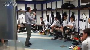 Al vídeo, el tècnic del València C.F., Unai Emery, dirigeix una intensa xerrada als seus jugadors en els moments previs al partit contra el Reial Madrid.