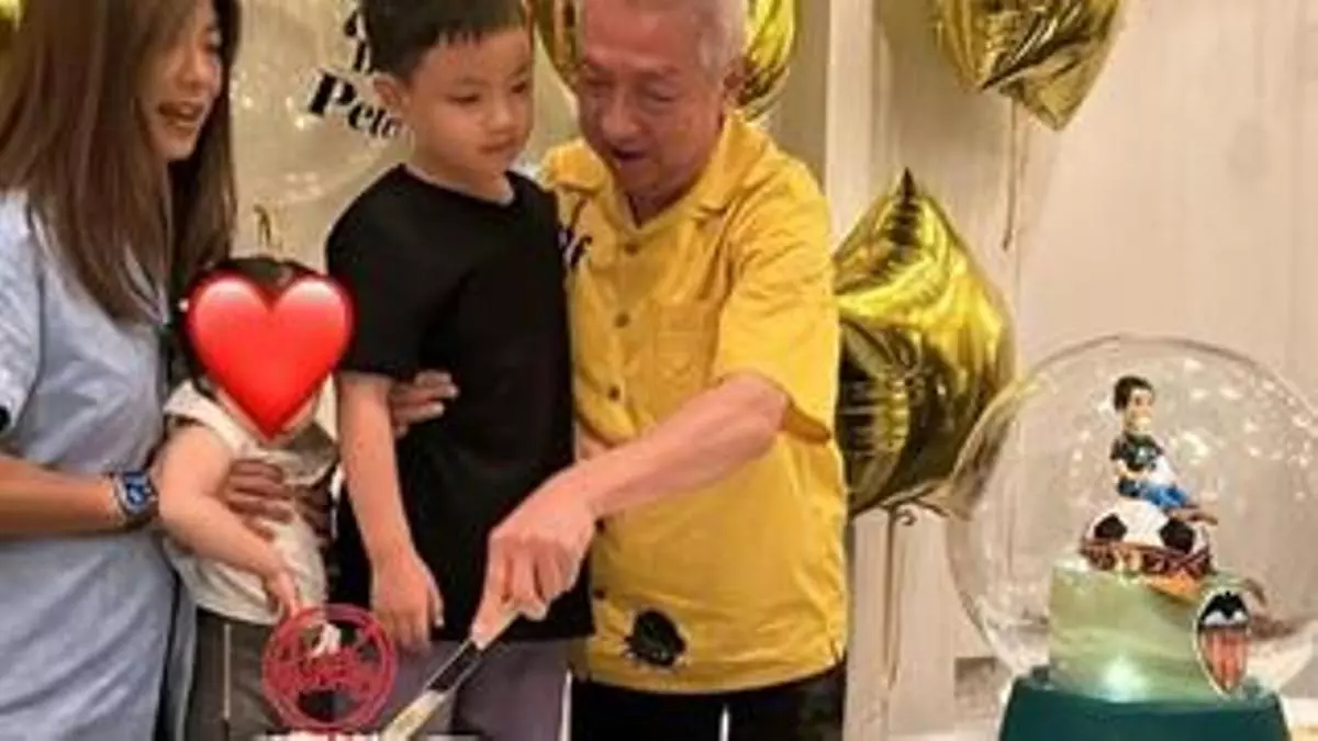 El cumpleaños de Peter Lim, con una tarta valencianista