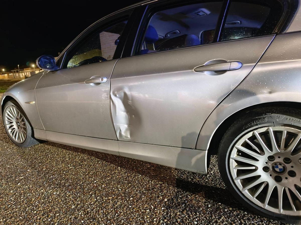 Coche golpeado en Morales del Vino.
