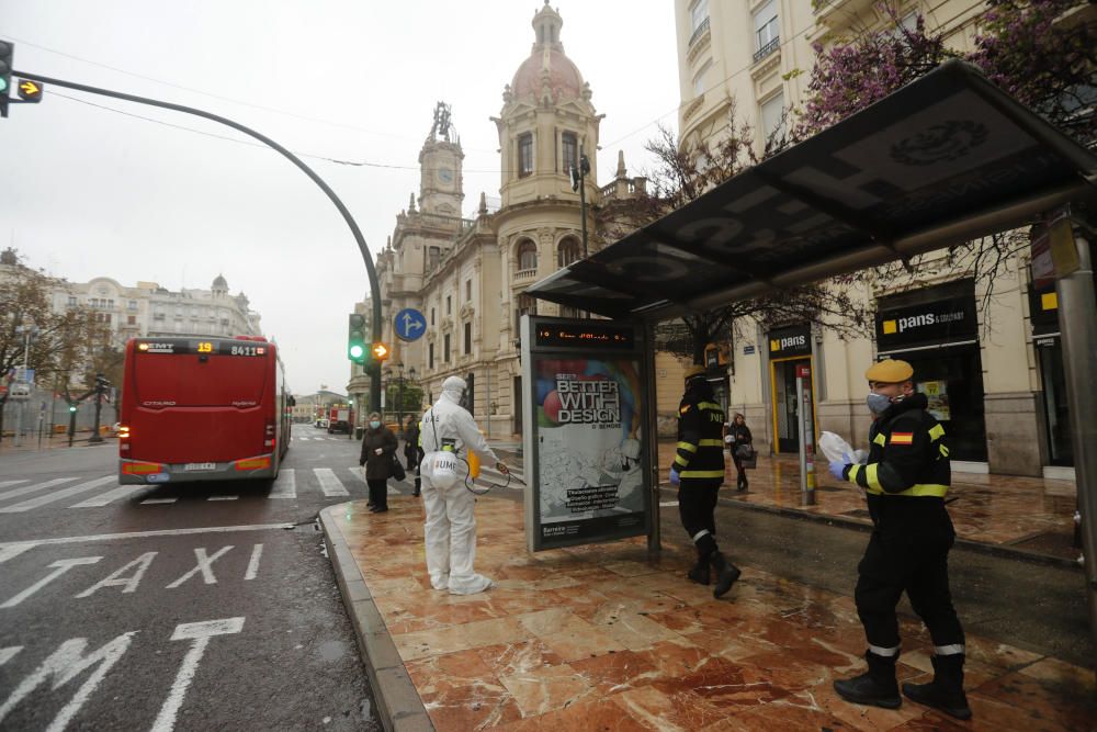 La UME desinfecta la plaza del Ayuntamiento de València por el coronavirus