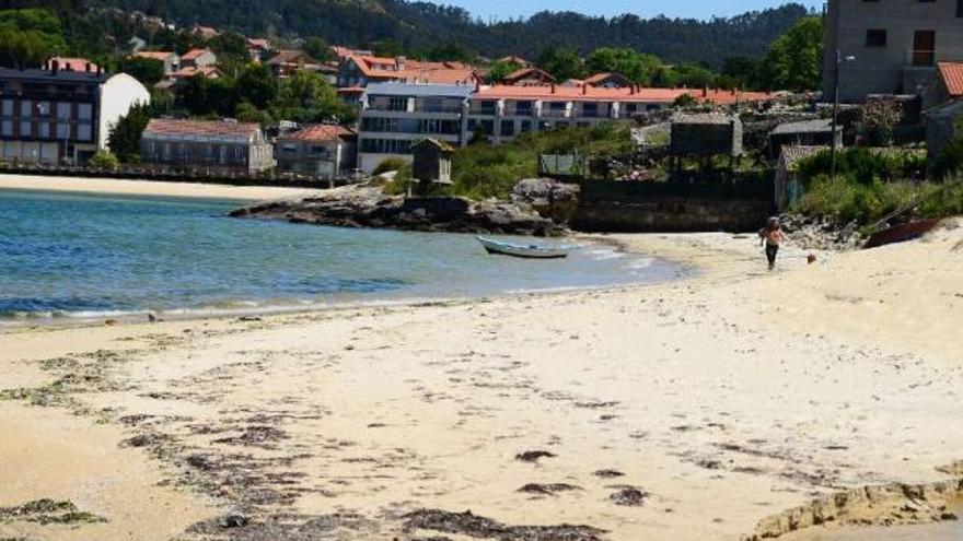 La parte más estrecha de la playa de Vilariño con la marea subiendo.  // Gonzalo Núñez