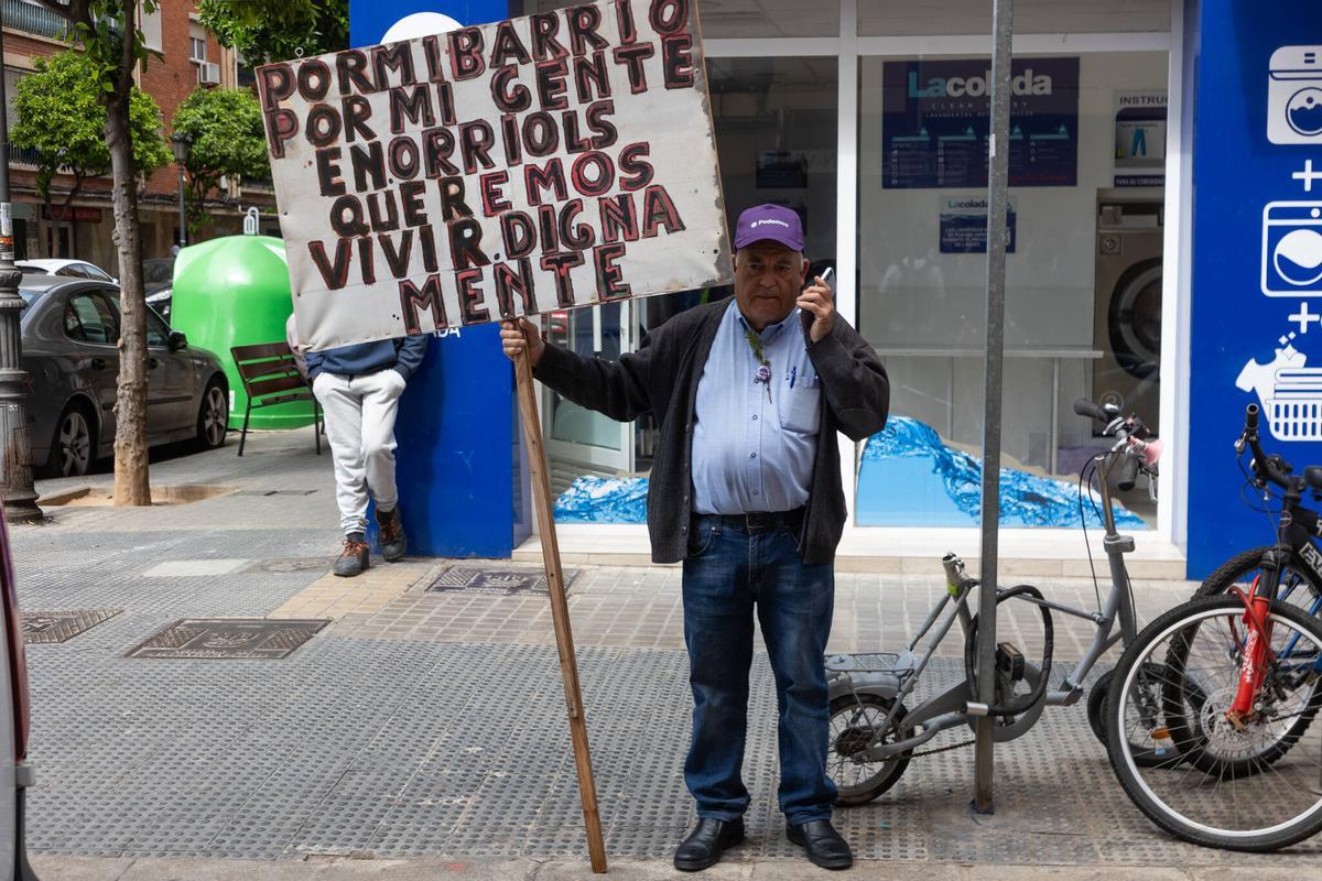 Un vecino de Orriols esperando la llegada de Oltra al barrio