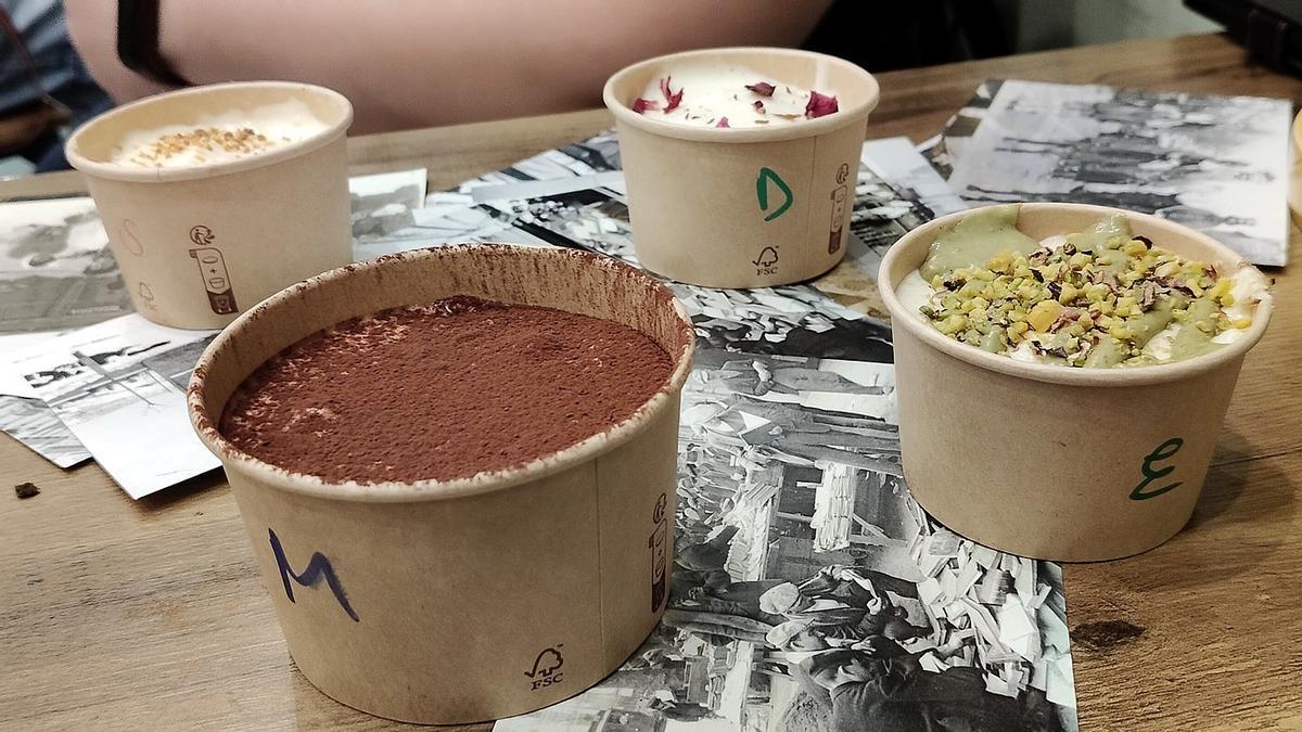 Tiramisú 'della mamma' y de pistacho de Mamma Tiramisù en primer plano, y de limón y damasceno, detrás.