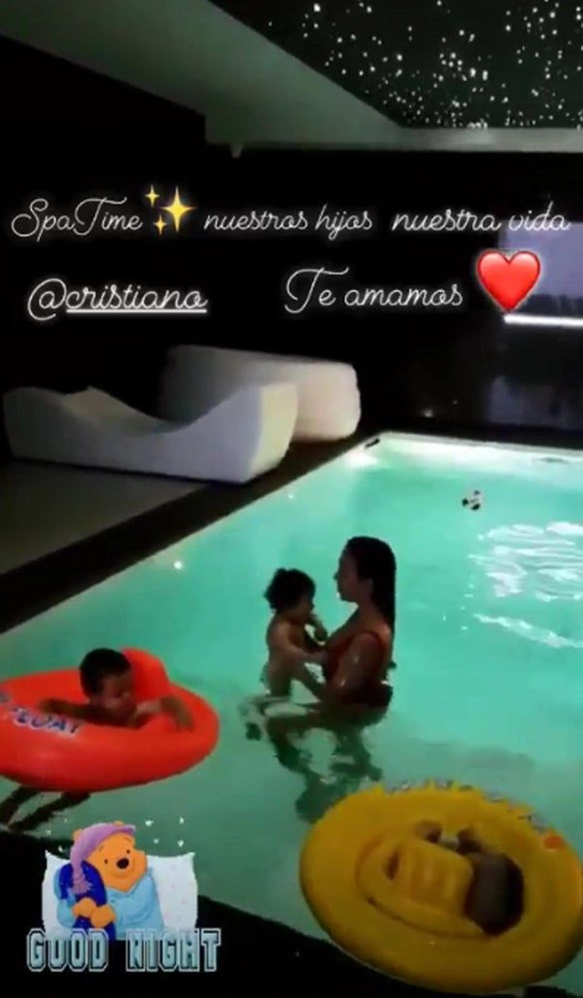 Georgina con los niños en el spa