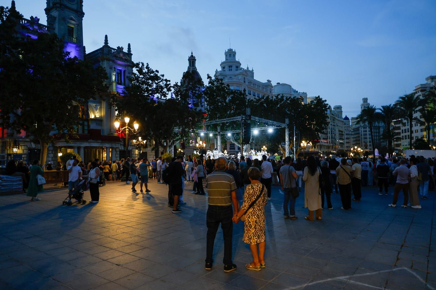 El centro se llena en vísperas del Nou d'Octubre para ver la Senyera