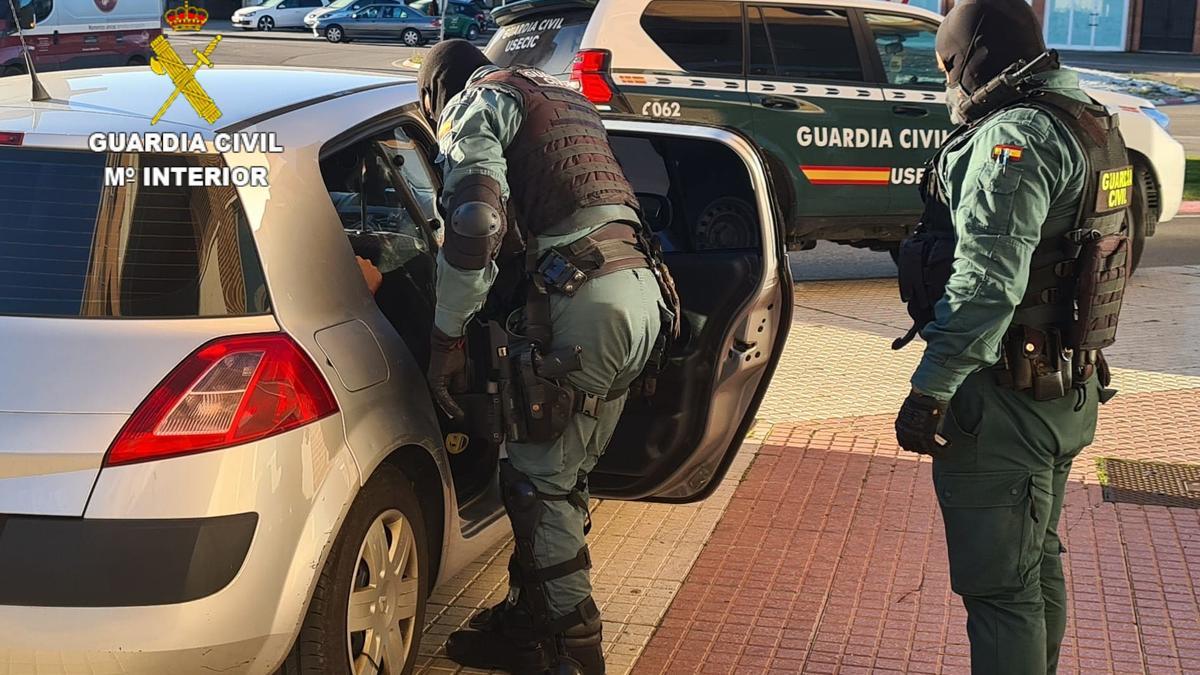 Momento de la detención de los supuestos autores tras el registro.