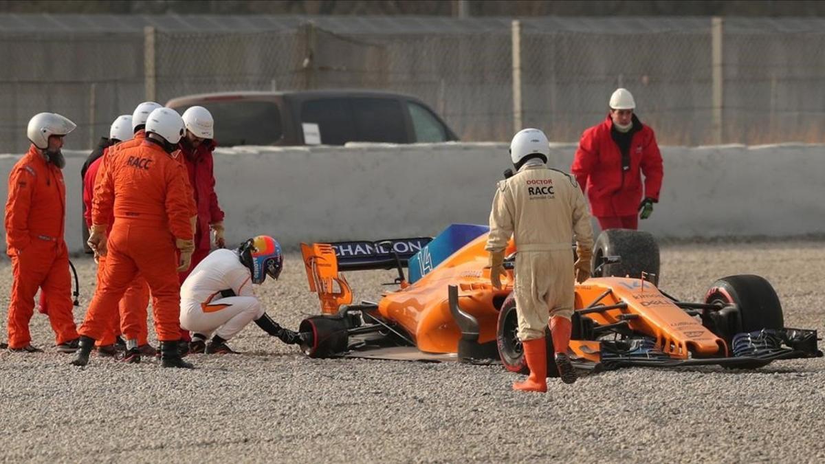 El propio Fernando Alonso quiso saber qué le había ocurrido a su rueda trasera derecha, en sus primeras vueltas en Montmeló.