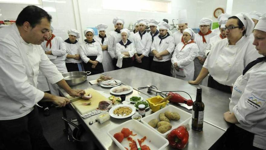 El chef Fernando Viñuela cocina ante la mirada de los alumnos del IES Valle de Aller.