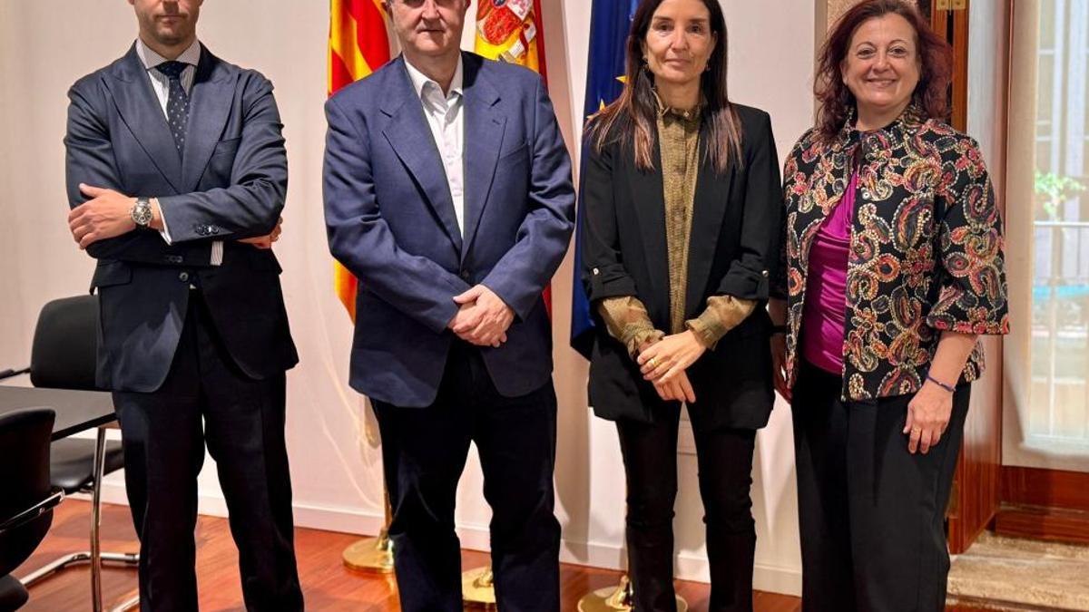 Angélica Gómez, presidenta de la Unión Profesional de Valencia (primera por la derecha) y la consellera Ruth Merino, tras su encuentro en València.