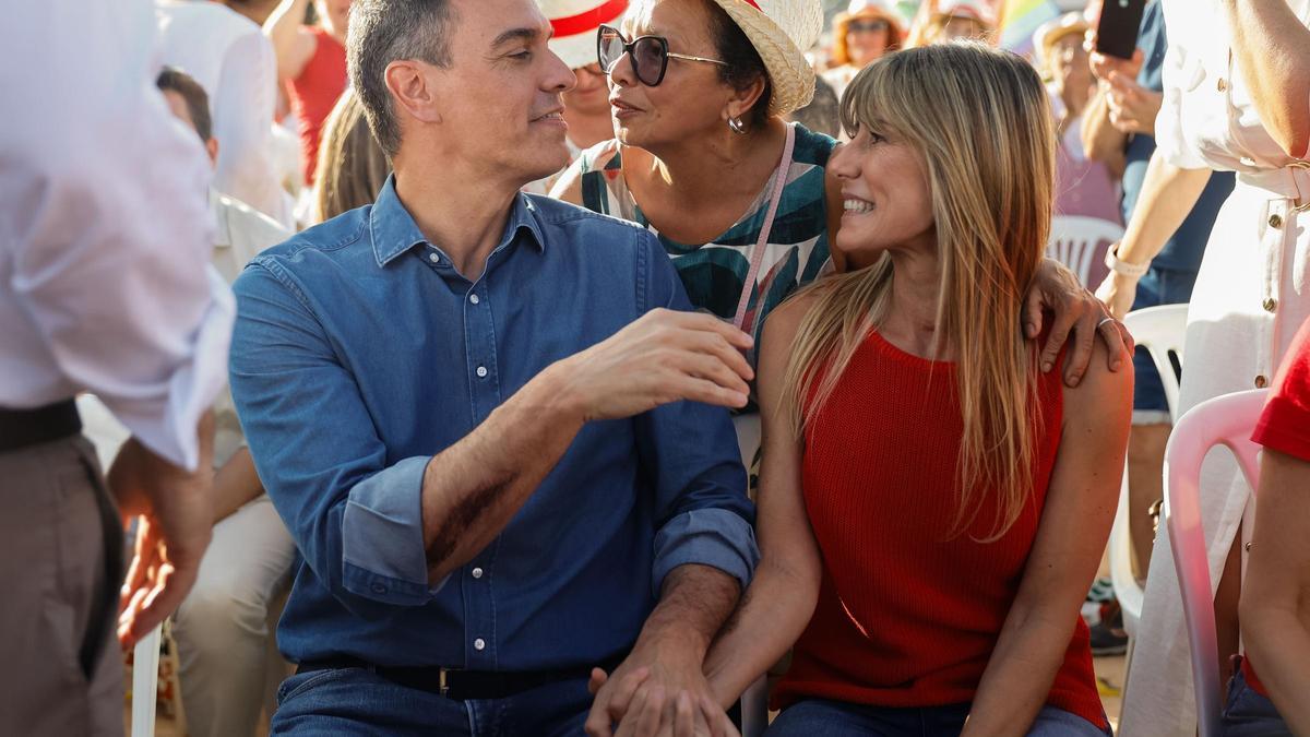 Pedro Sánchez y Begoña Gómez, en el mitin de Benalmádena.