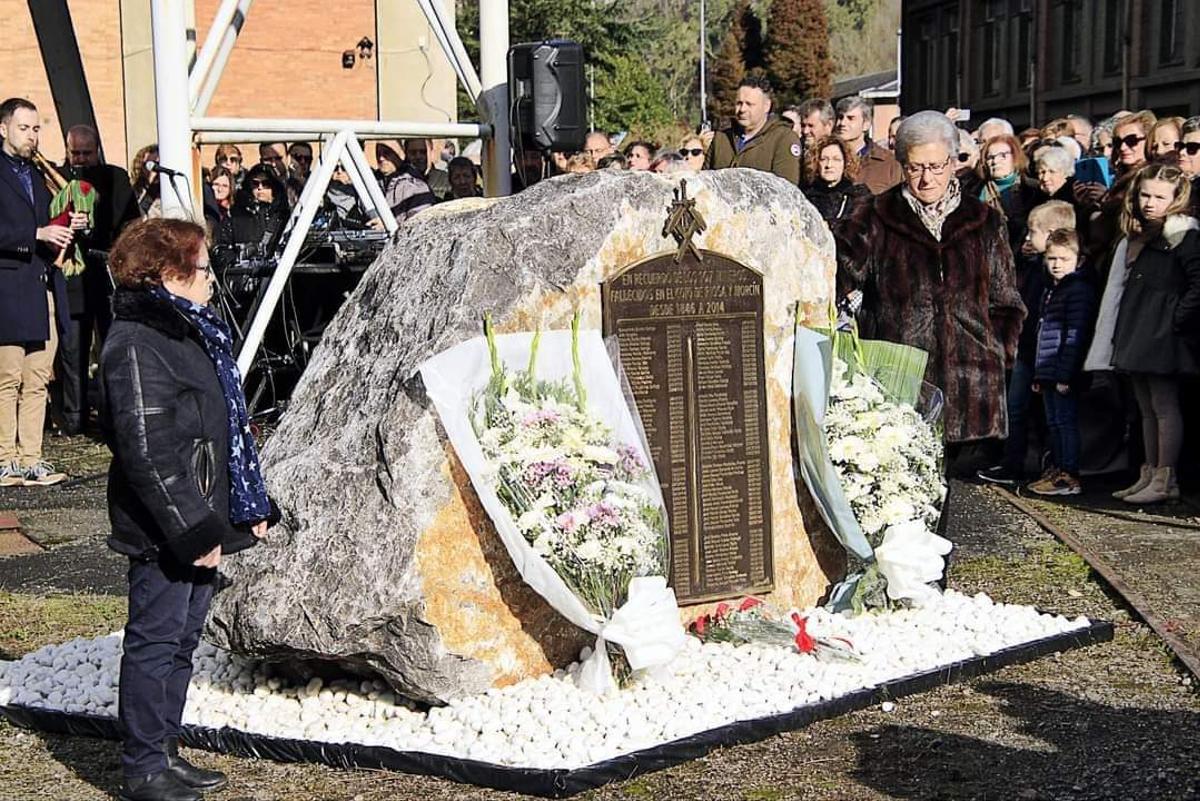 Soledad Vela y Tina Caldevilla, esposa y madre de mineros fallecidos, ante la placa del monolito del pozo Montsacro inaugurada en 2022 con los nombres de las 107 víctimas mortales que perdieron sus vidas en el coto carbonífero de Riosa y Morcín.