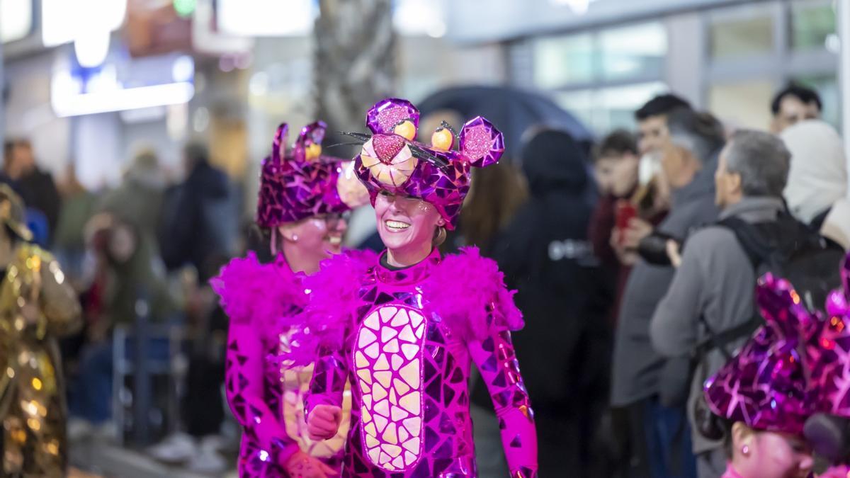 Aquí están las mejores imágenes del desfile nocturno del Carnaval de Torrevieja 2025 que salió a la calle desafiando el viento y la lluvia