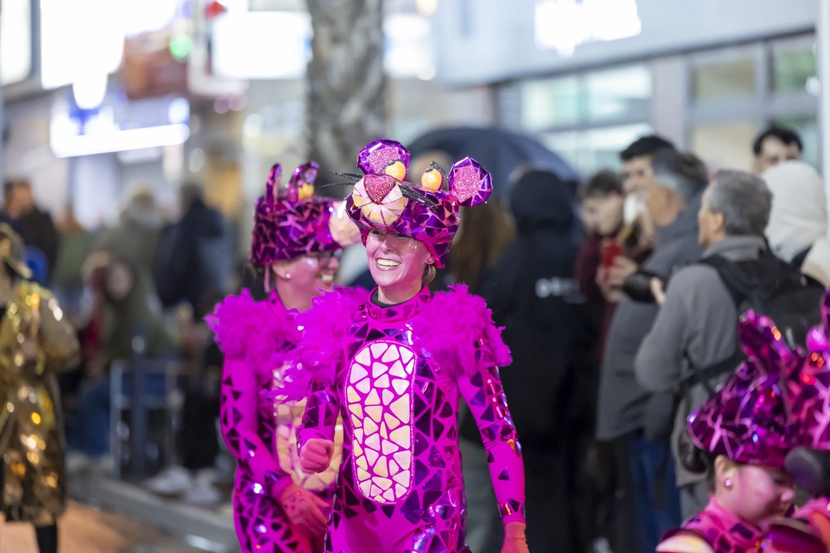 Aquí las mejores imágenes del desfile nocturno del Carnaval de Torrevieja 2025 que salió a la calle desafiando el viento y la lluvia