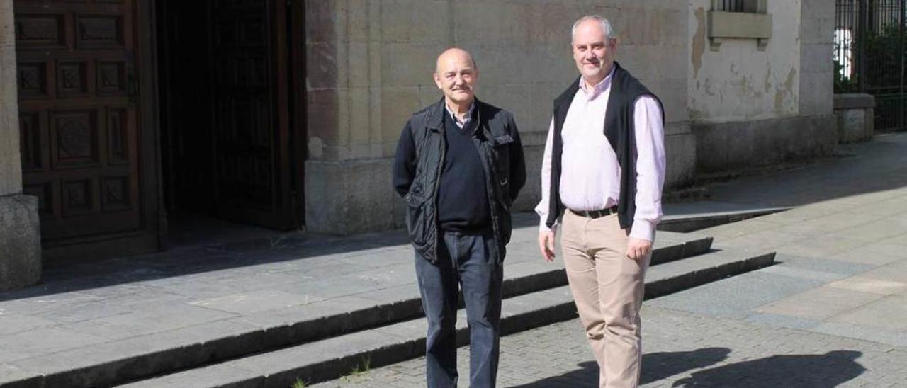 Vicente Montes, a la izquierda, y Sergio Martínez, a la entrada de la iglesia de Pola de Siero.