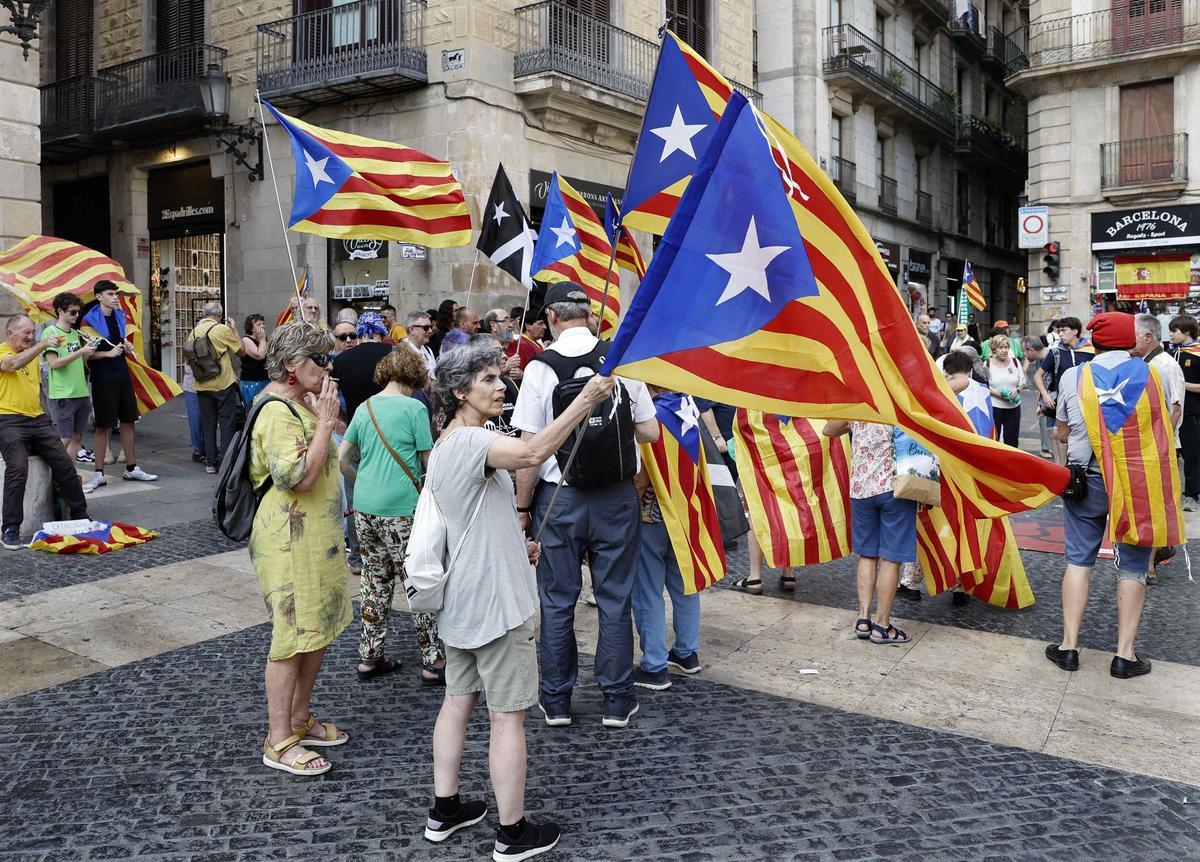 Les imatges de la protesta contra la visita de Felip VI pels premis Princesa de Girona
