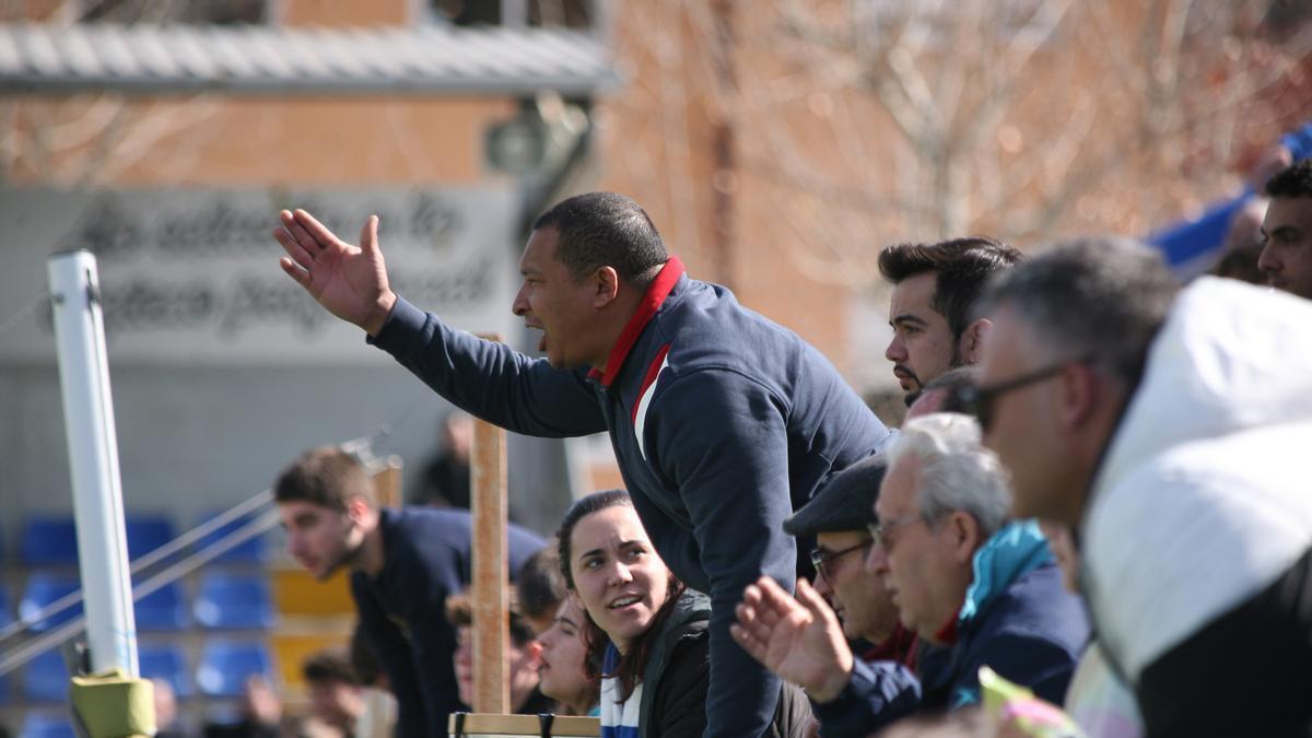 La afición del Alcoyano muestra su malestar durante un partido de Liga en El Collao esta temporada.