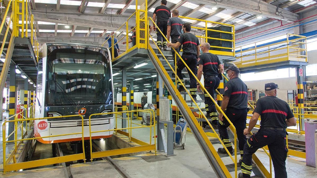 El Consorcio Provincial de Bomberos realiza prácticas de formación en las instalaciones de la red del TRAM