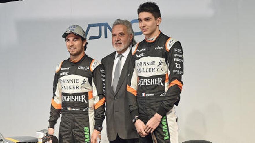 El magnate Vijay Mallya posa junto a Sergio Pérez y Esteban Ocon  durante la presentación del Force India VJM10.