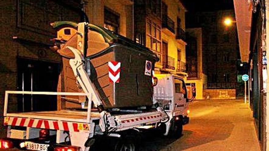 Un camión recoge un contenedor de basura en Zamora.