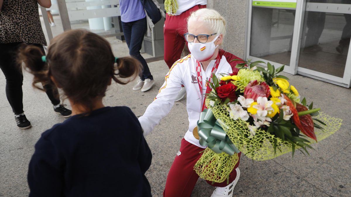 La campeona paralímpica de triatlón fue recibida en Peinador entre flores aplausos.