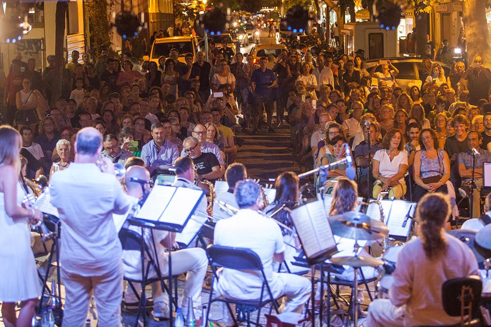 El Festival Eivissa Jazz abrió con un concierto de la Big Band Ciutat d'Eivissa que contó con la colaboración de Arturo Pueyo