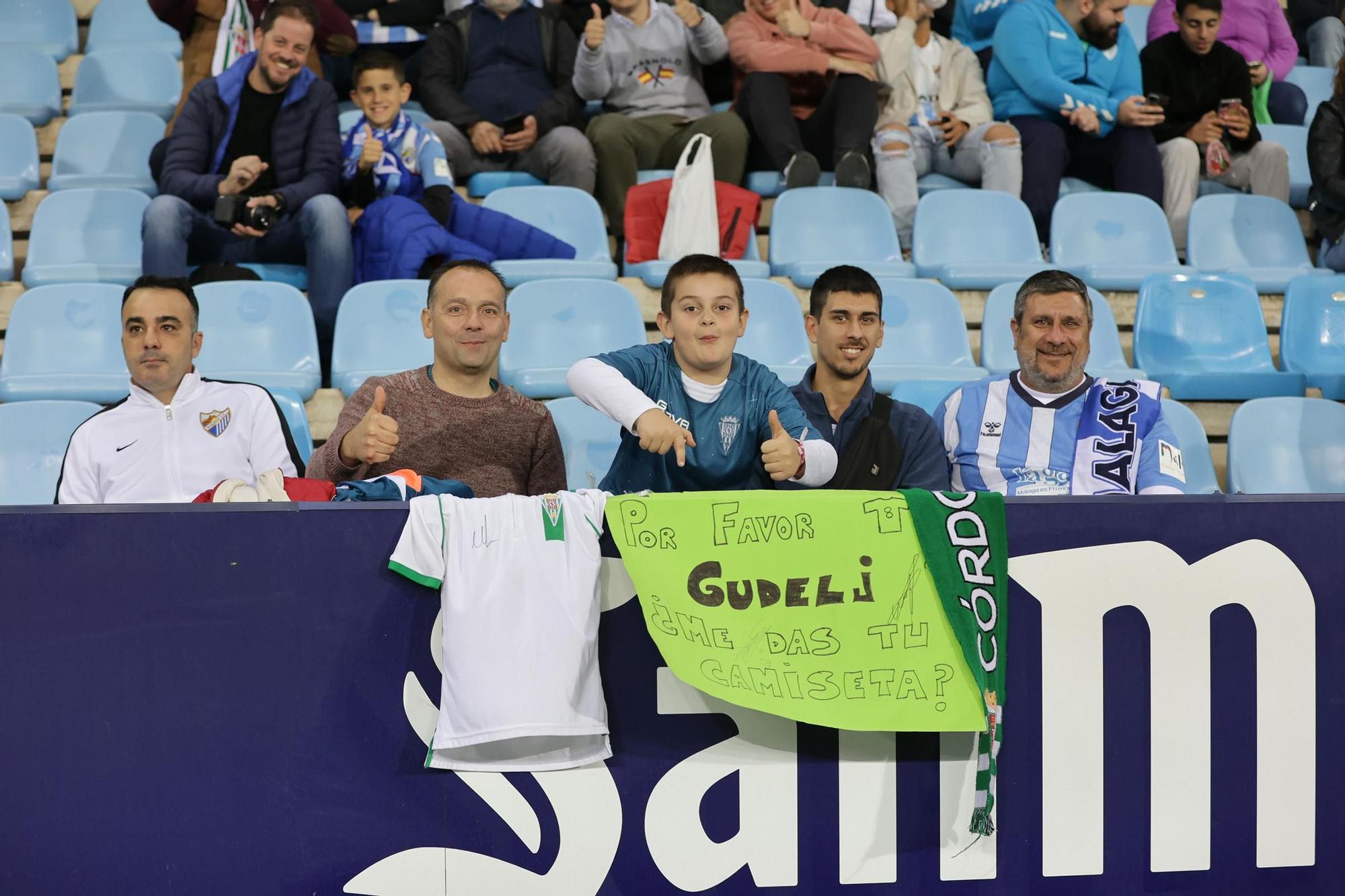 Málaga CF - Córdoba CF | Las imágenes de la afición cordobesista en el derbi en La Rosaleda