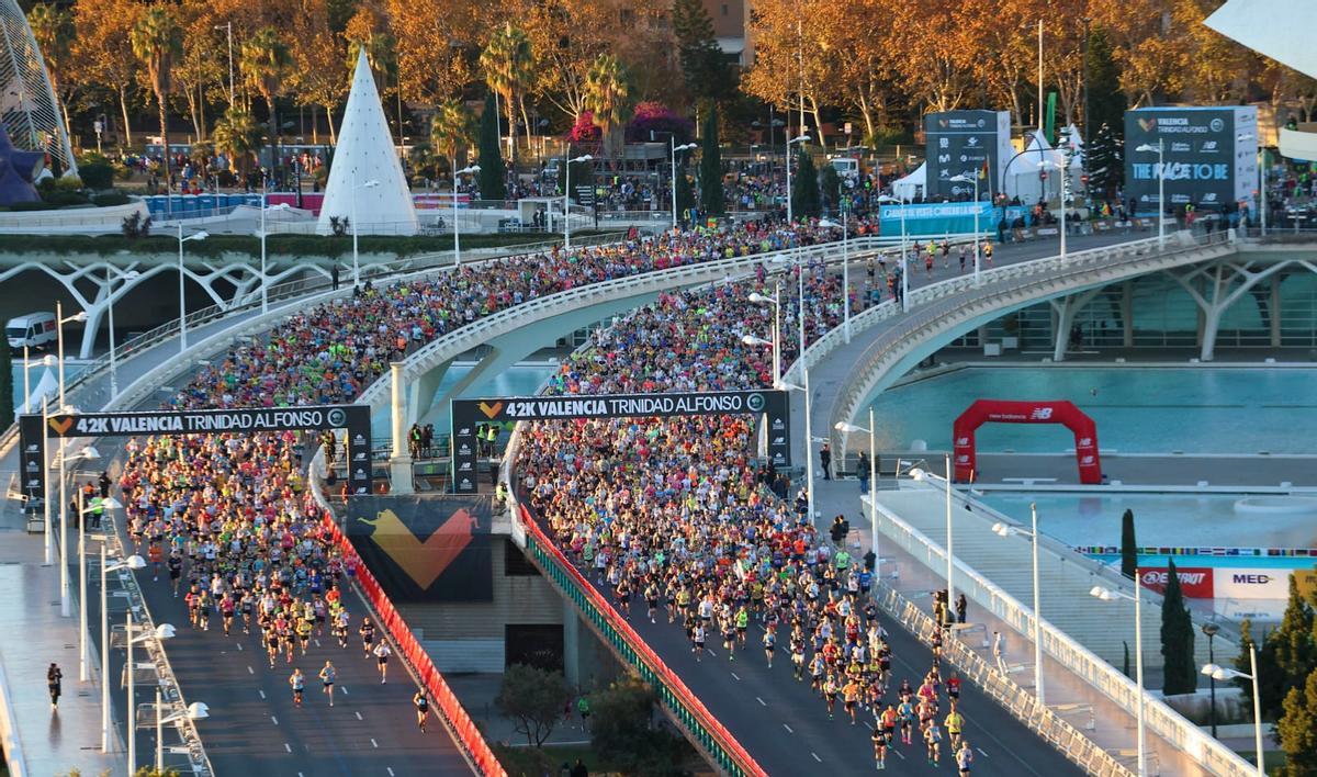 La habitual imagen del inicio del Maratón, con el doble paso por el Puente de Monteolivete