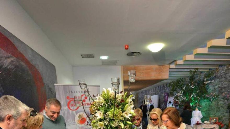 Olavarrieta, con asistentes a la feria &quot;Mieres de boda&quot;.